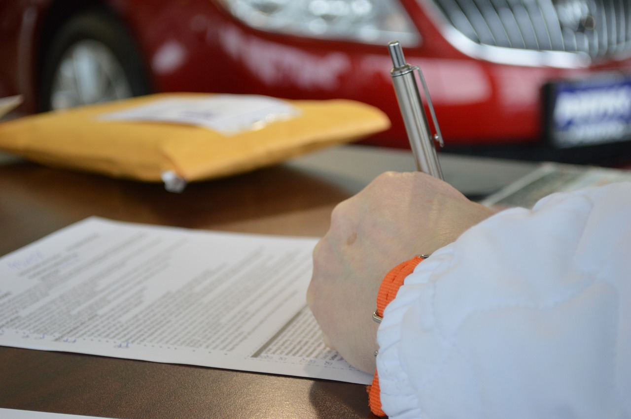 5 spraw, które koniecznie musisz zawrzeć w umowie kupna-sprzedaży samochodu, żeby kupić bezpiecznie